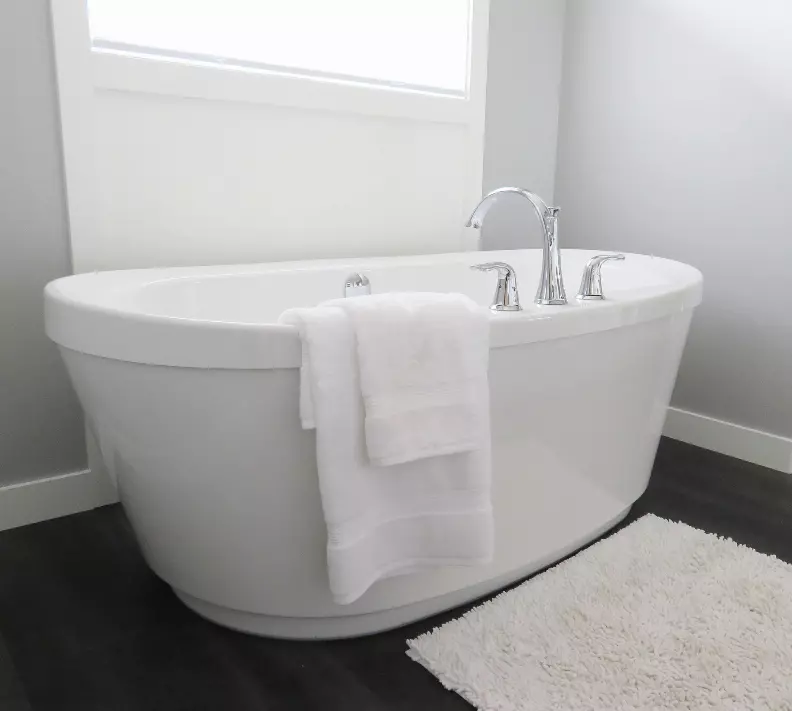 Une salle de bain de bain dans la tendance, les astuces.