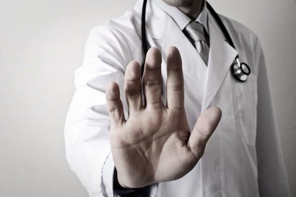 Est-ce qu’un médecin a le droit de refuser un patient ?