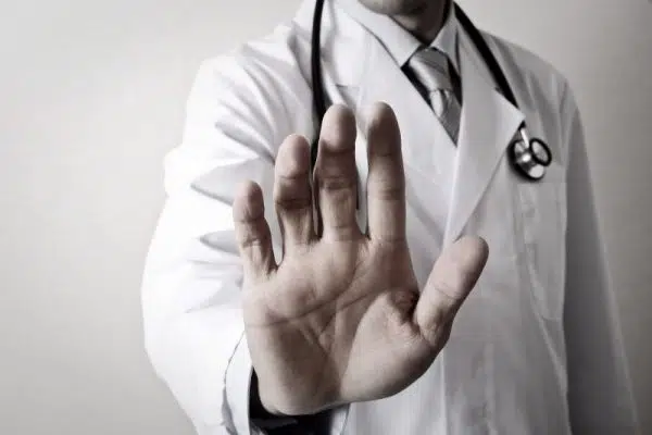 Est-ce qu’un médecin a le droit de refuser un patient ?