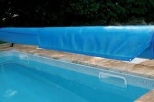 Bâche solaire piscine : importance et avantages