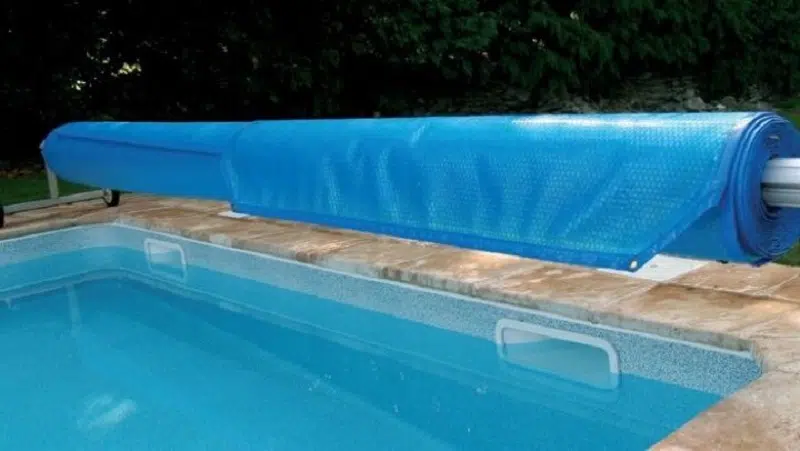 Bâche solaire piscine : importance et avantages