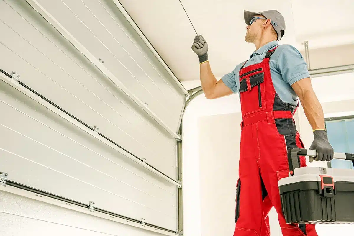 Comment régler les roulettes d'une porte de garage basculante pour un fonctionnement optimal