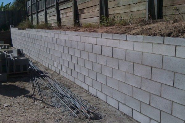 Comment construire un mur de soutènement pas cher ?