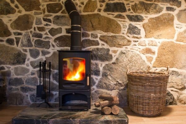 Protégez votre maison avec une plaque de protection murale pour poêle à bois !