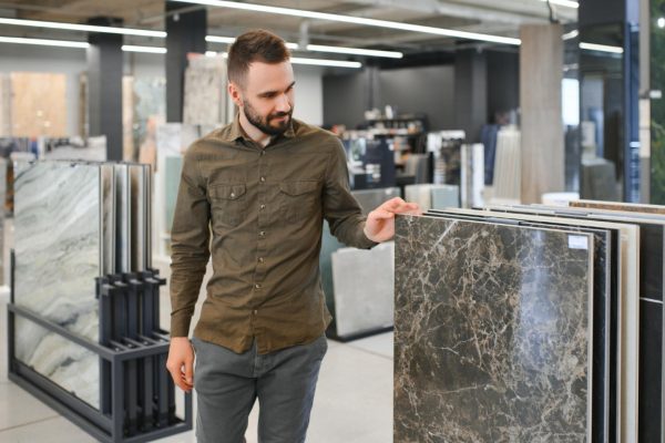 Comment choisir le bon carrelage pour votre espace sanitaire ?
