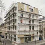 Équipe d'isolation professionnelle travaillant sur la façade d'un immeuble résidentiel dans les Hauts-de-Seine