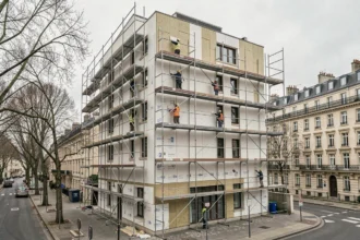Équipe d'isolation professionnelle travaillant sur la façade d'un immeuble résidentiel dans les Hauts-de-Seine