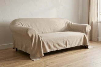 Housse en lin beige ajustée sur un canapé méridienne dans un salon scandinave moderne