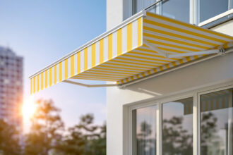 Le lambrequin de store banne : cet accessoire qui change tout sur une terrasse