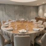 Table ronde pour 10 personnes vue de dessus avec espace autour bien dégagé dans une salle à manger moderne