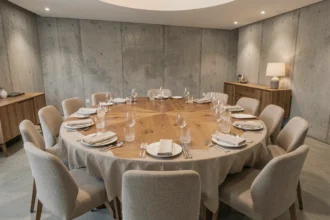 Table ronde pour 10 personnes vue de dessus avec espace autour bien dégagé dans une salle à manger moderne