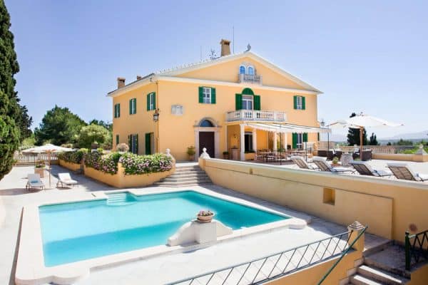 Quelle piscine pour une parcelle en pente ?